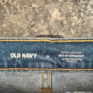 Women’s Old Navy Straight Leg jeans. Size 0. Outgrew . In great condition.